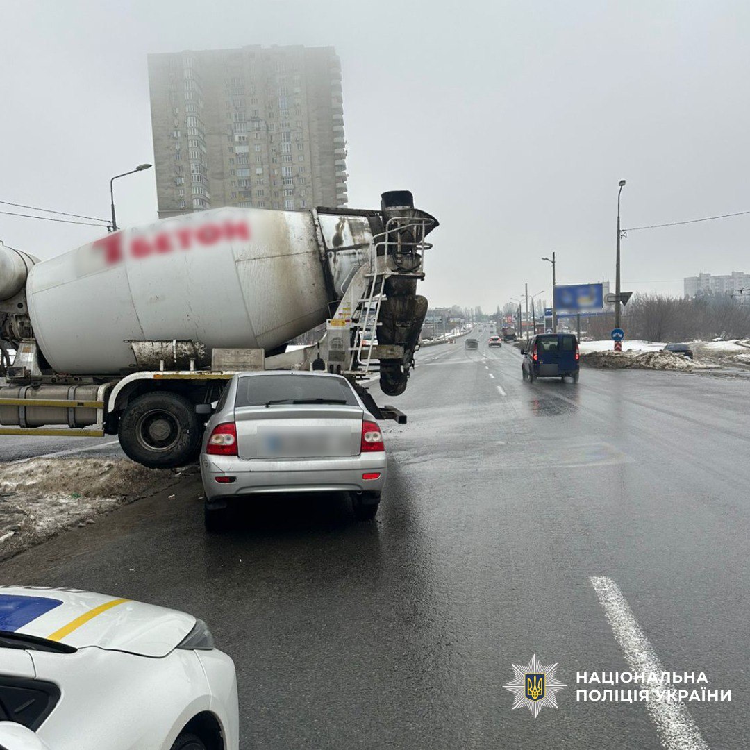 У Харкові сталася ДТП за участю бетонозмішувача та легковика